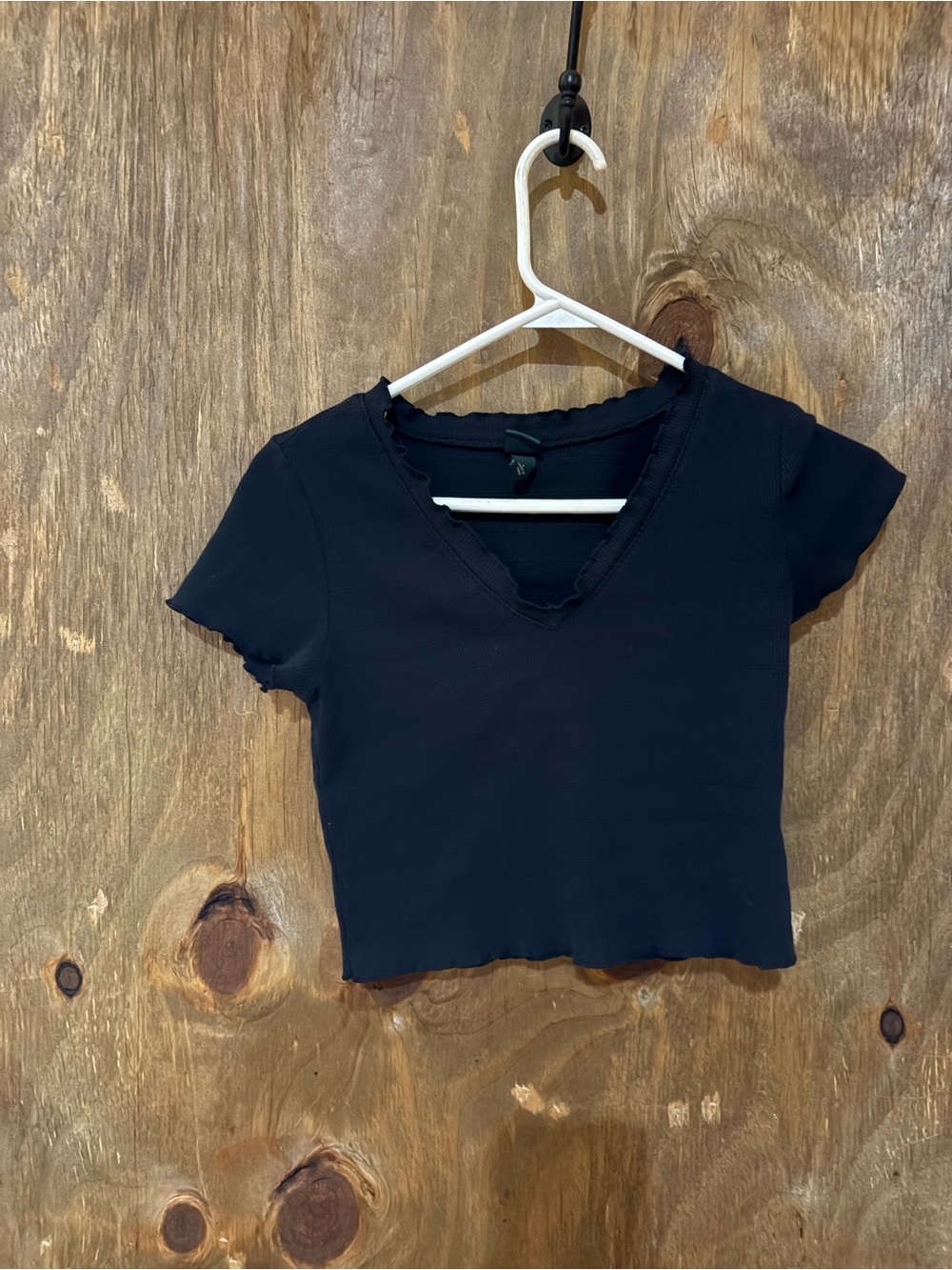 Wild Fable Black V-Neck Lettuce-Edge Crop Top Size Small